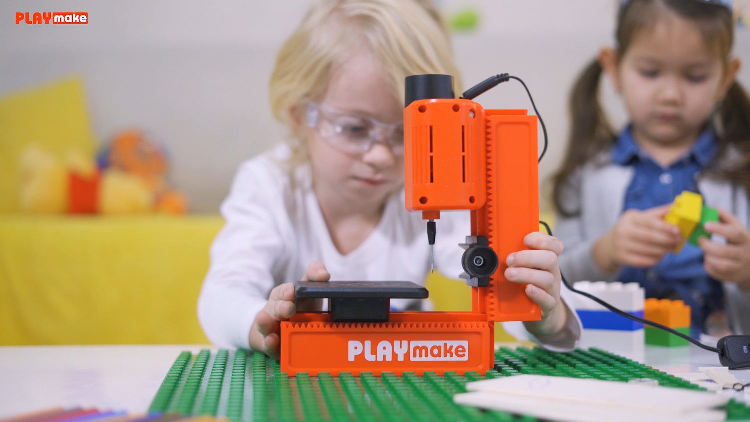 Kind baut die PLAYmake Standbohrmaschine auf
