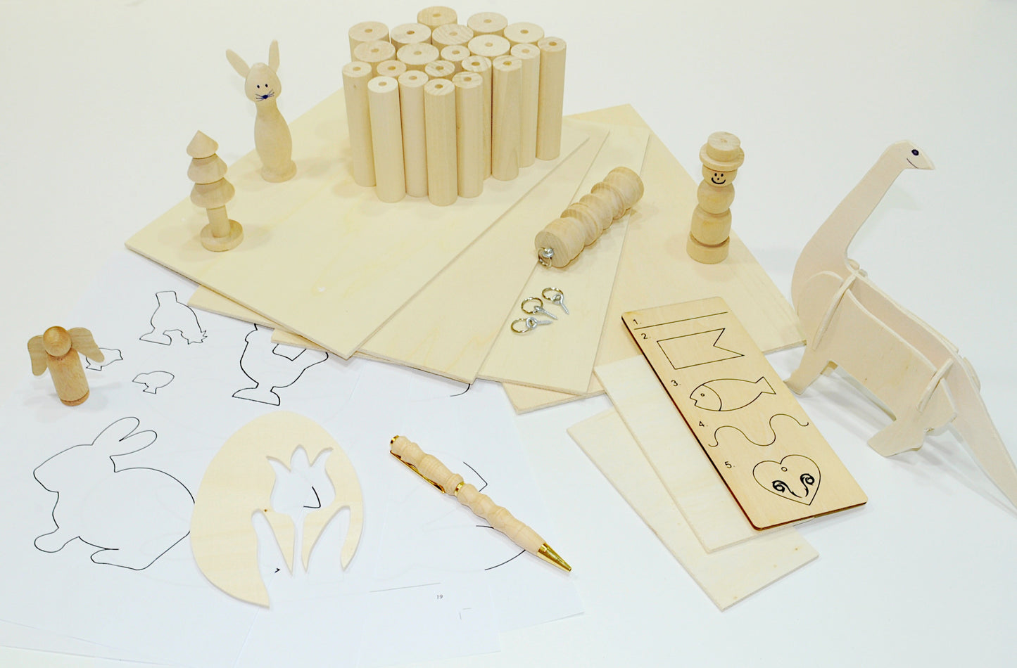 Übersichtsfoto Materialinhalt von Materialpaket 16360, mit Rundhölzern, Pappelsperrholz und fertigen Modellen aus Holz