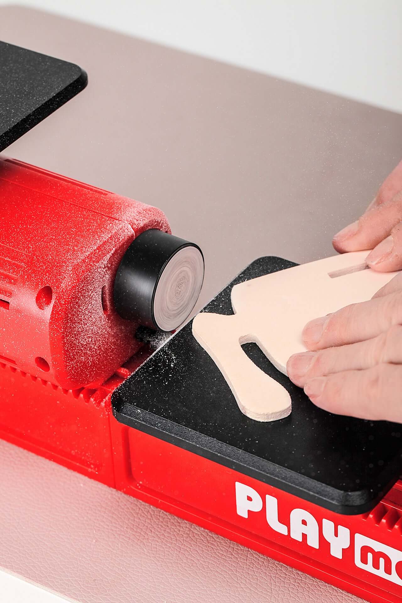 PLAYmake Schleifmaschine in Aktion mit Holzmodell