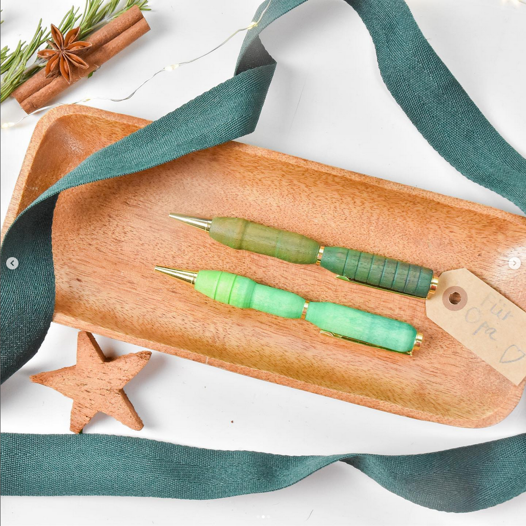 Holzkugelschreiber 2 Stück grün gemalt in Schreibschale mit Weihnachtsdekoration
