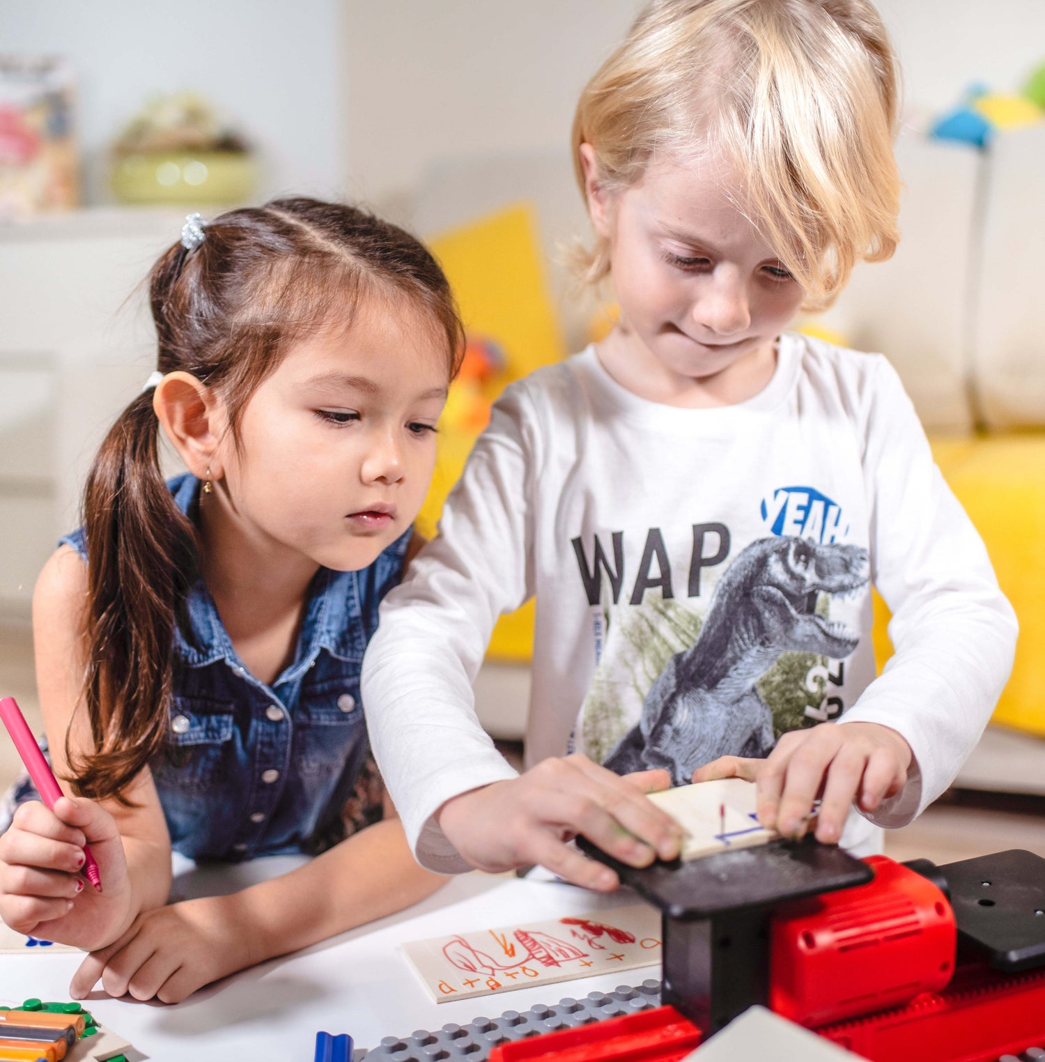 PLAYmake Bild Kinder beim Basteln und Werken
