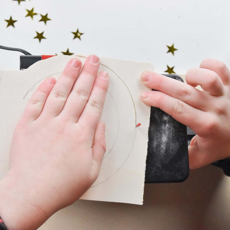 Kind sägt mit der UNIMAT 1 Stichsäge einen Kreis aus Holz