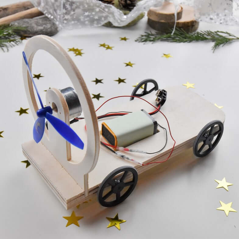 Propellerauto aus Holz aufgebaut