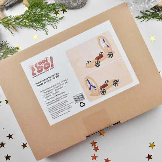 Kartonverpackung Propellerauto geschlossen mit Aufkleber