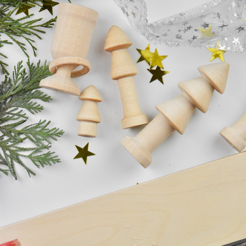 Holzmodelle aus Linde, 3 Bäume aus Holz, 1 Eierbecher aus Holz auf einem Tisch mit Weihnachtsdekoration