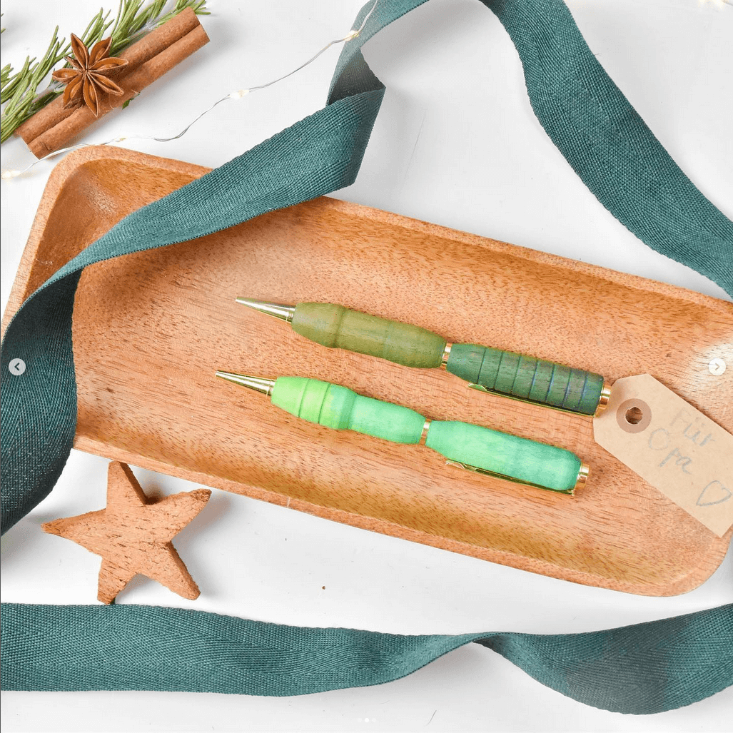 Holzkugelschreiber 2 Stück grün gemalt in Schreibschale mit Weihnachtsdekoration