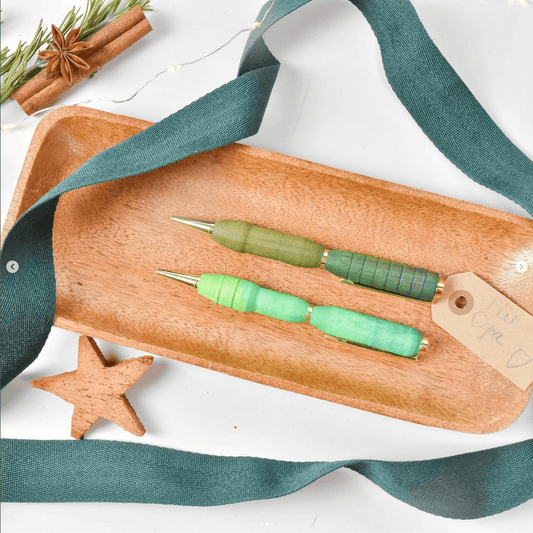 Holzkugelschreiber 2 Stück grün gemalt in Schreibschale mit Weihnachtsdekoration