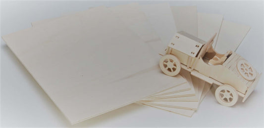 Pappelsperrholzplatten lose 4mm auf Tisch mit Holzmodell