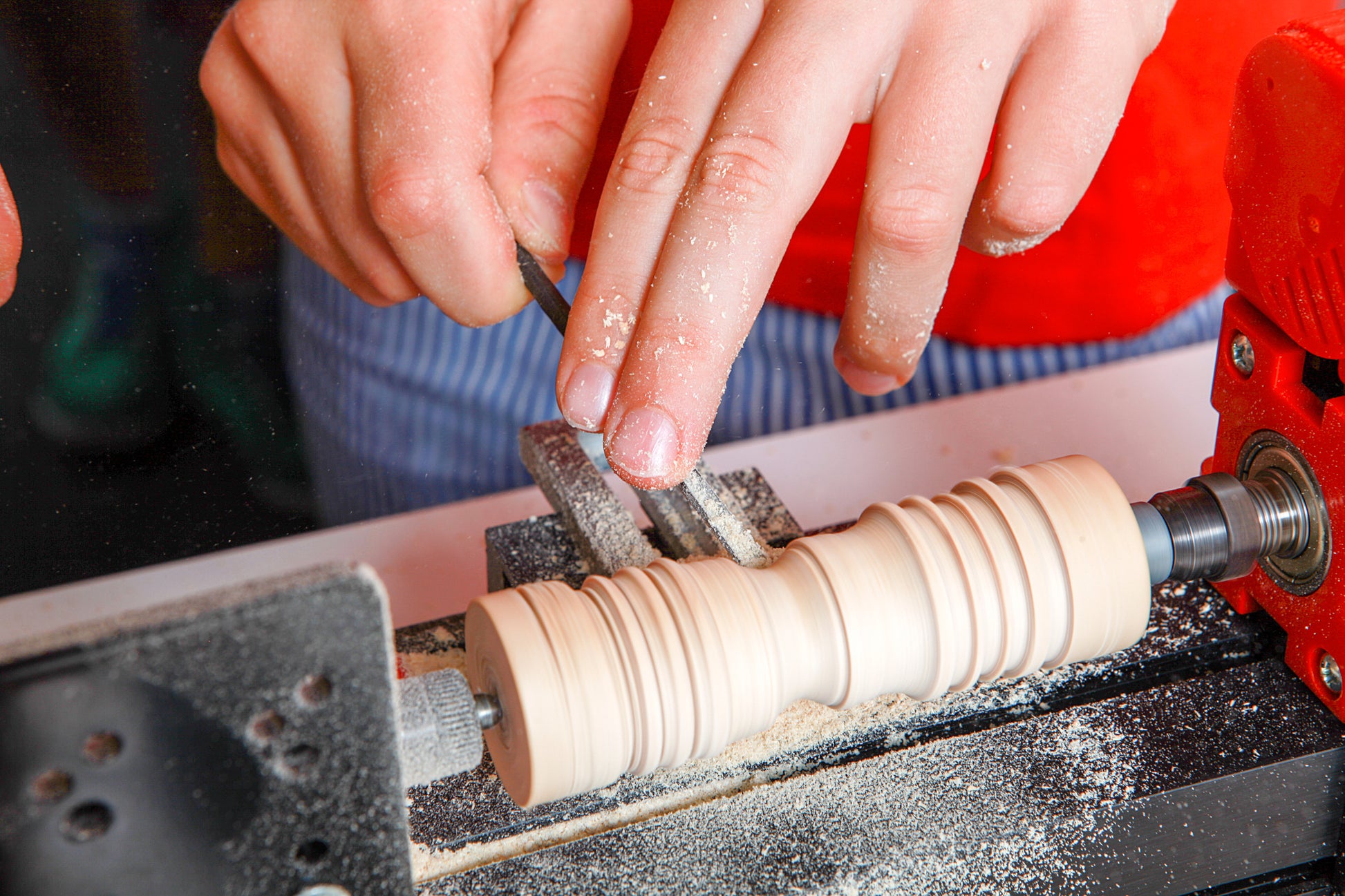 Kind arbeitet mit der UNIMAT 1 Basic Drechselbank an einem Werkstück