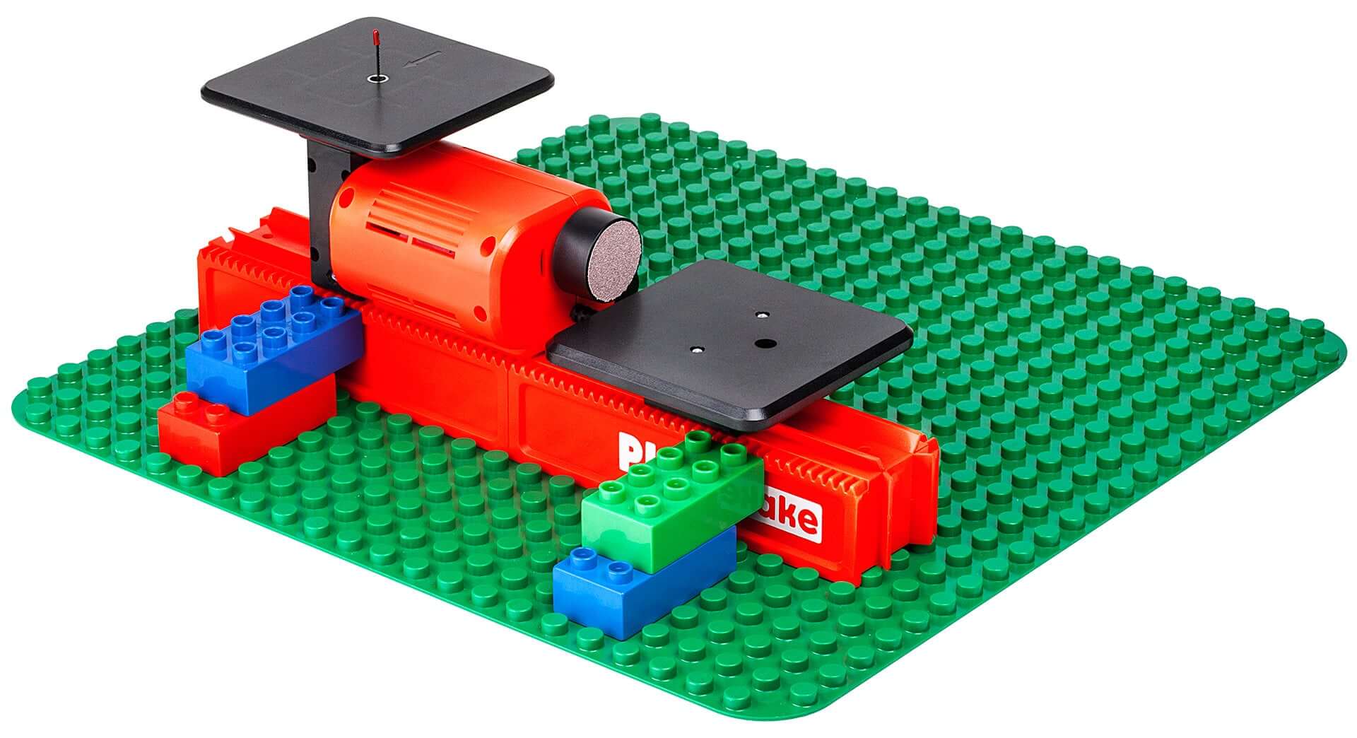 PLAYmake Stichsäge aufgebaut auf Grundplatte grün mit Bausteinen